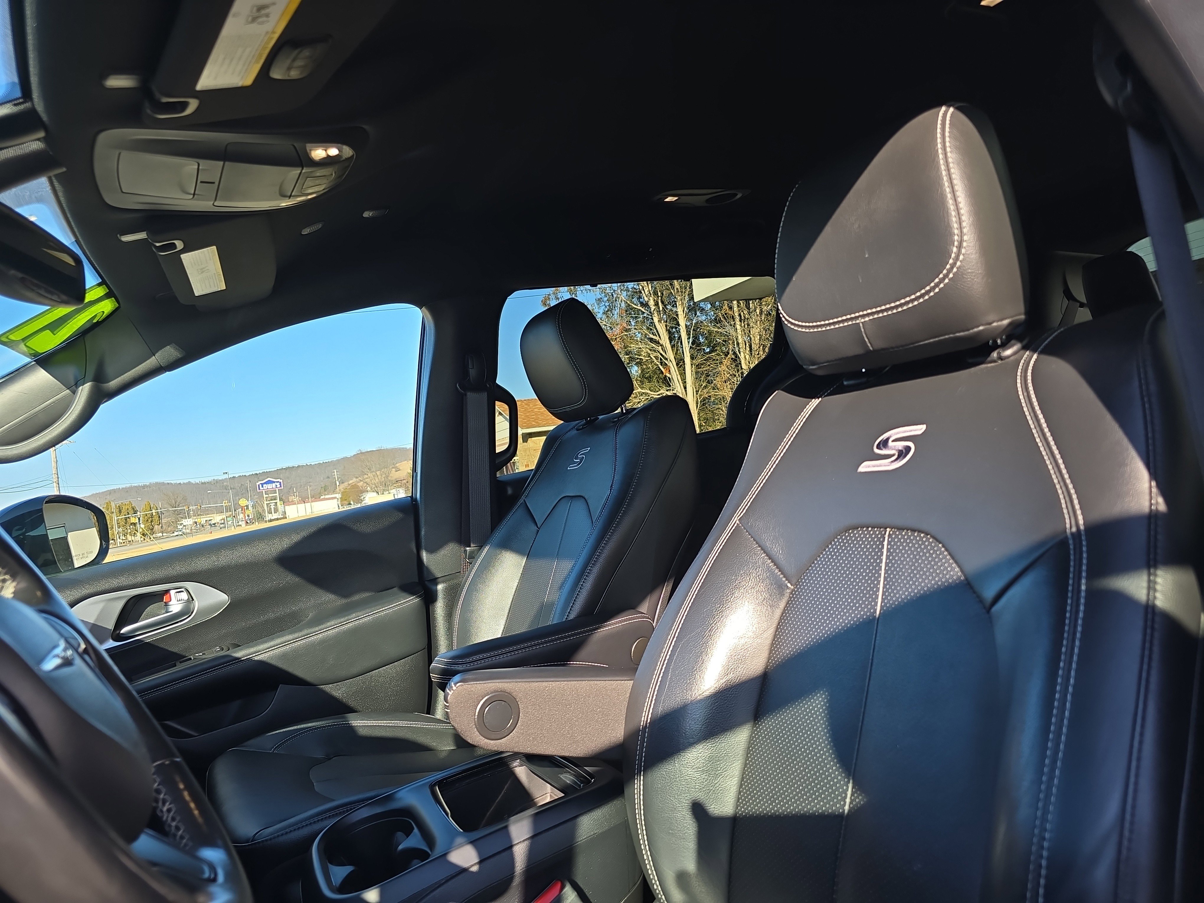 Used 2021 Chrysler Pacifica Touring-L w/ S Appearance Package image 11