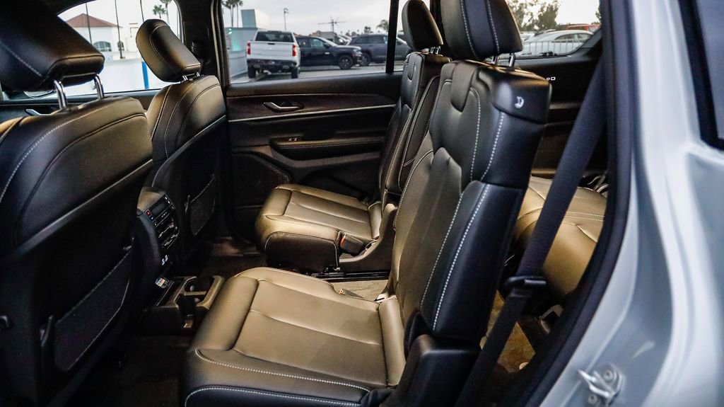 New 2025 Jeep Grand Cherokee L Limited w/ Black Appearance Package image 19