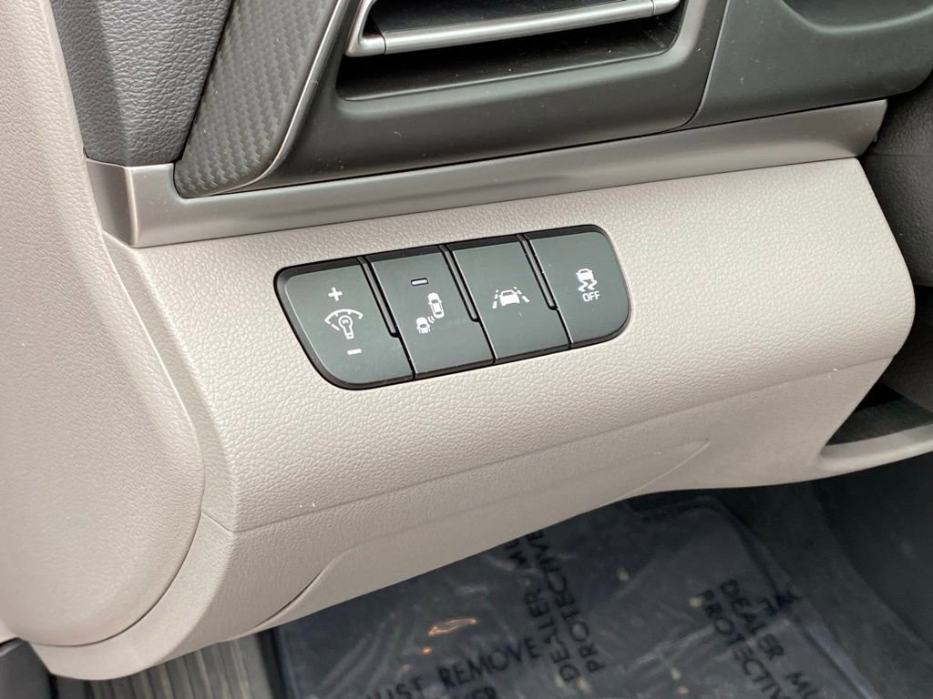 Used 2020 Hyundai Elantra Limited image 12