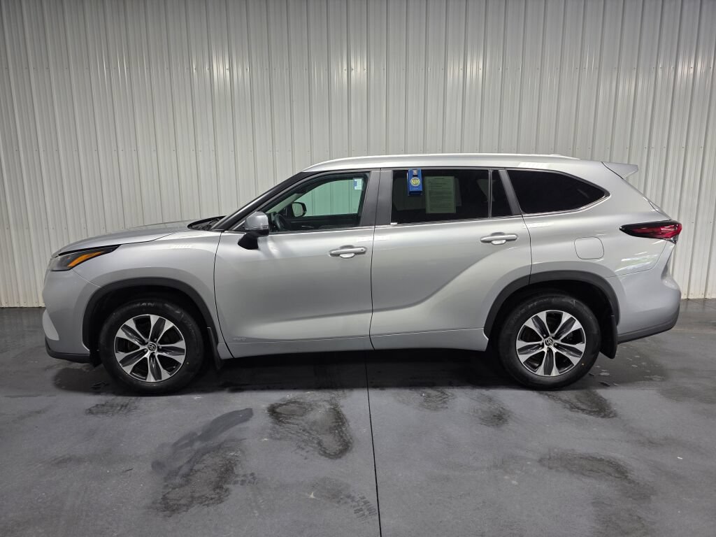 Used 2024 Toyota Highlander XLE AWD/4WD image 4