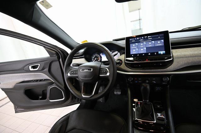 Used 2024 Jeep Compass Latitude image 27