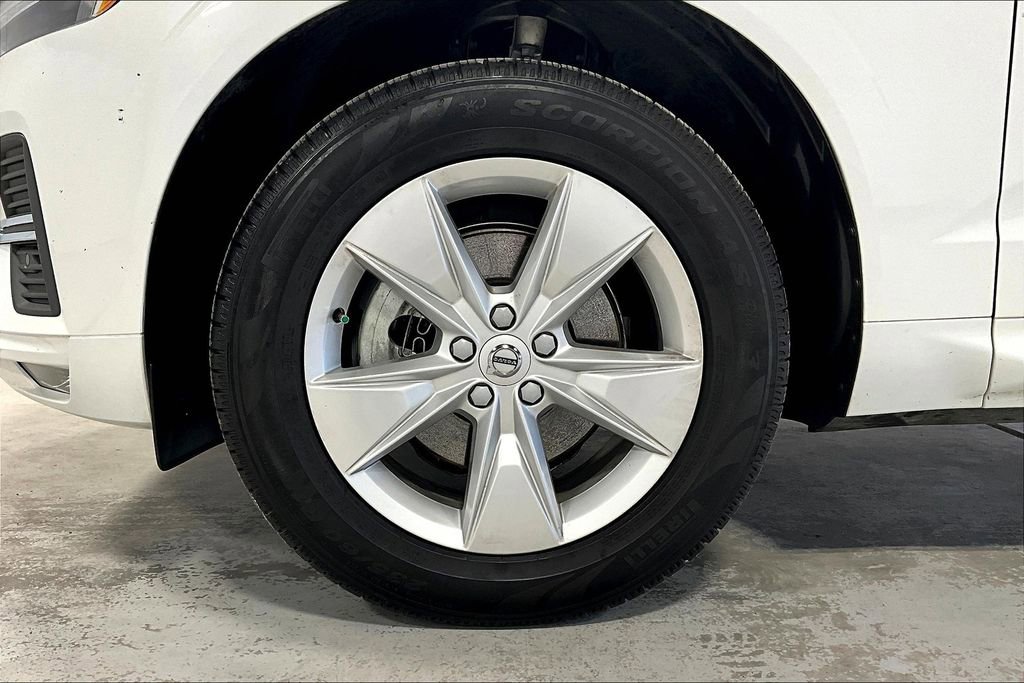 Used 2022 Volvo XC60 B5 Momentum image 11