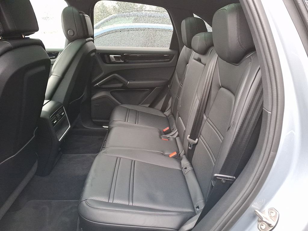 Used 2023 Porsche Cayenne w/ Premium Package image 7