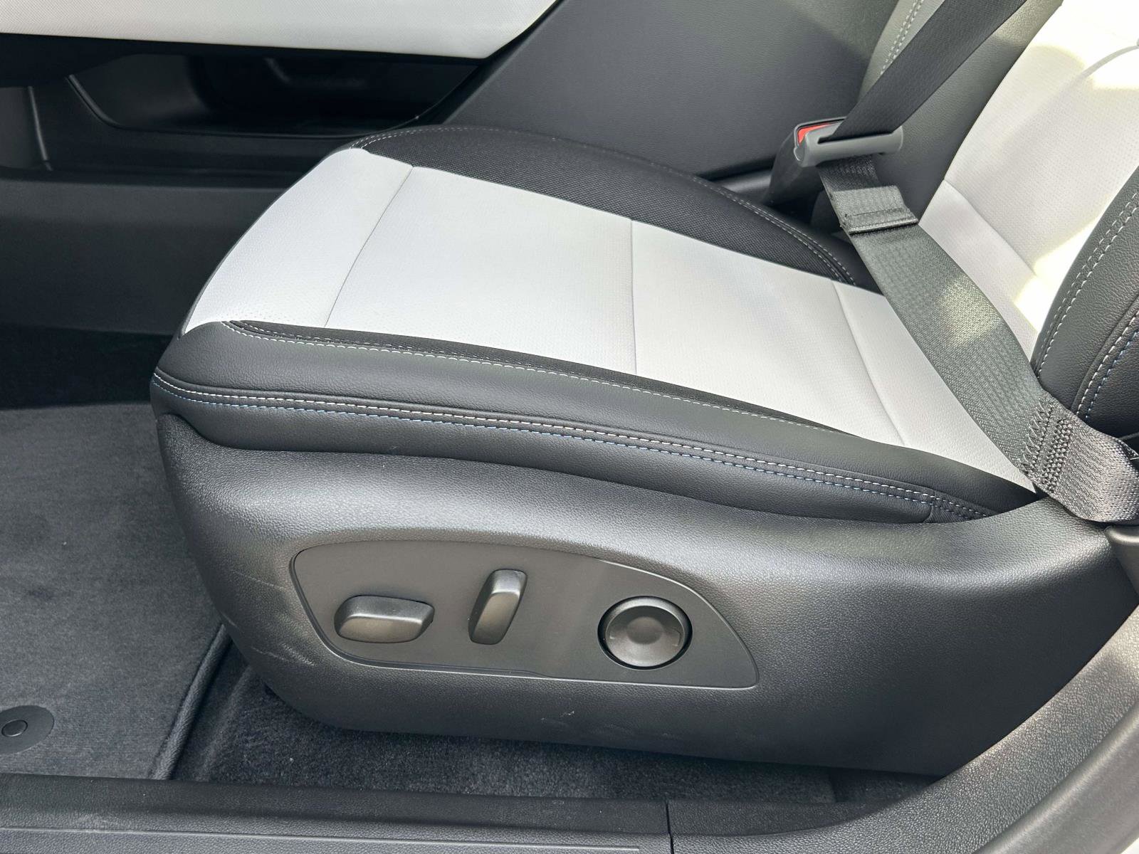 New 2026 Chevrolet Equinox EV LT image 18