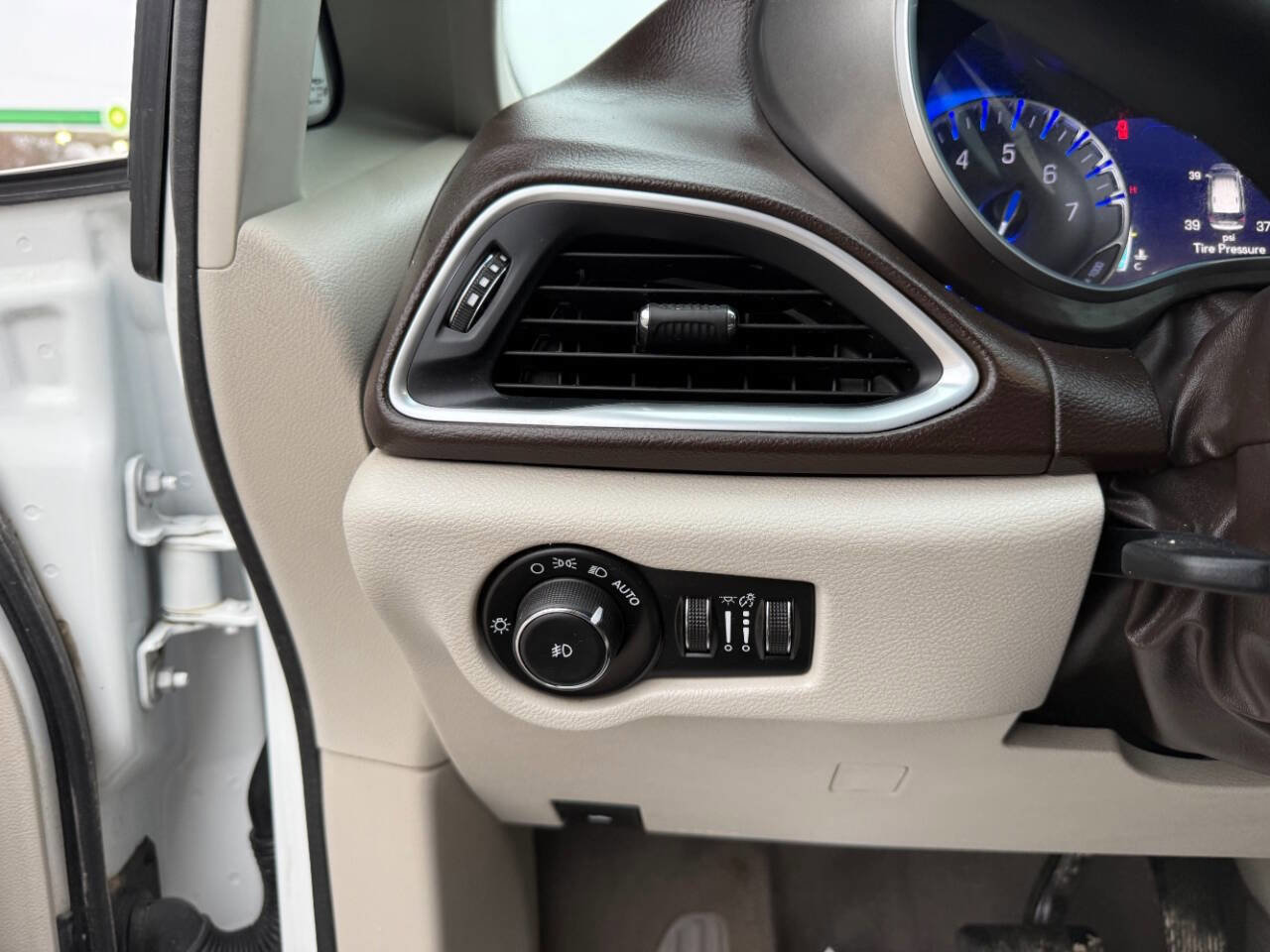 Used 2017 Chrysler Pacifica Touring-L Plus w/ Advanced Safetytec Group FWD image 13