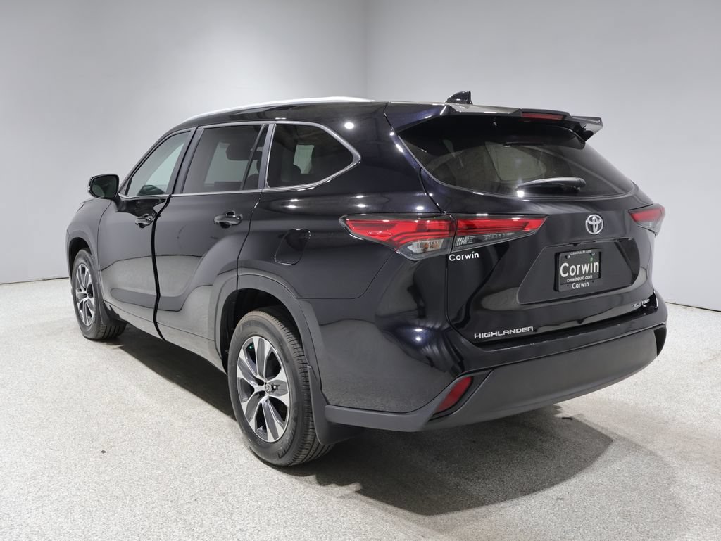 Used 2023 Toyota Highlander XLE AWD/4WD image 5