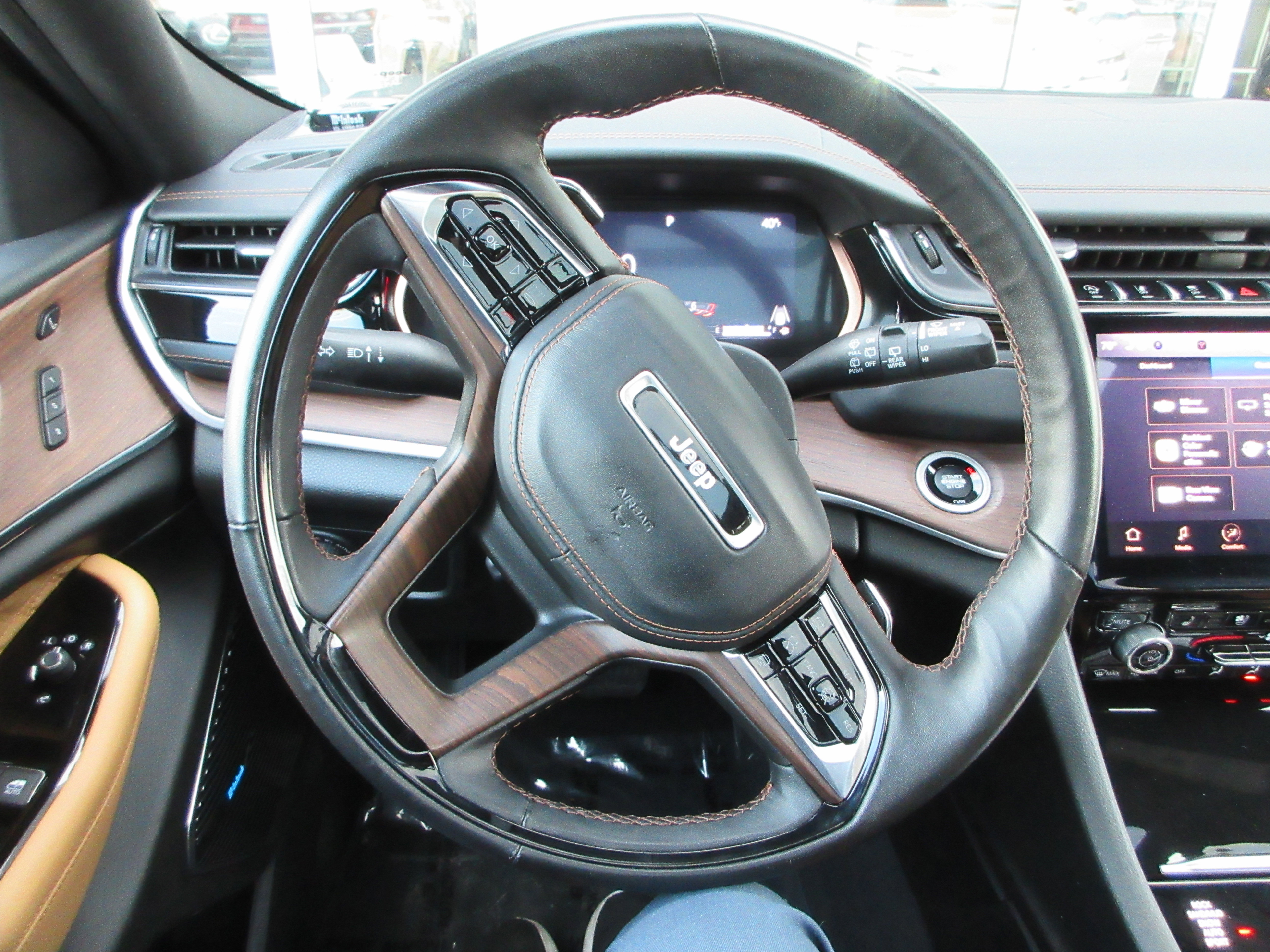 Used 2023 Jeep Grand Cherokee Summit w/ Luxury Tech Group V image 40