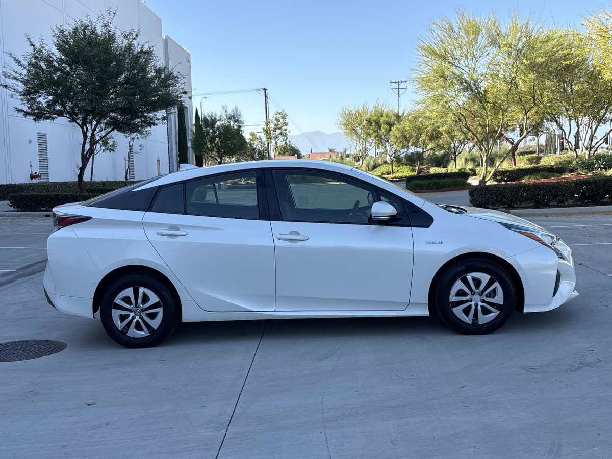 Used 2018 Toyota Prius Two w/ Prius Two Safety Plus Package FWD image 2