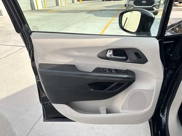 Used 2024 Chrysler Pacifica Touring-L image 19