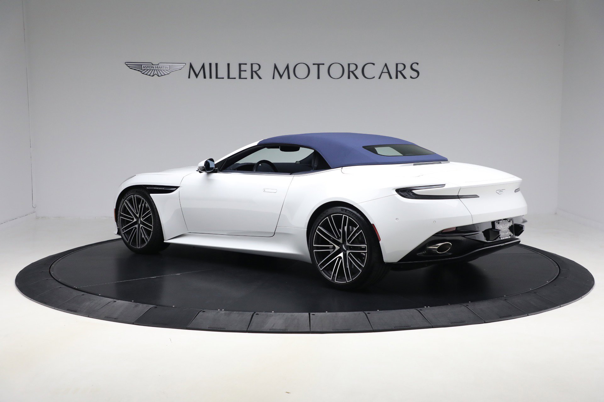 Used 2024 Aston Martin DB12 Convertible image 15