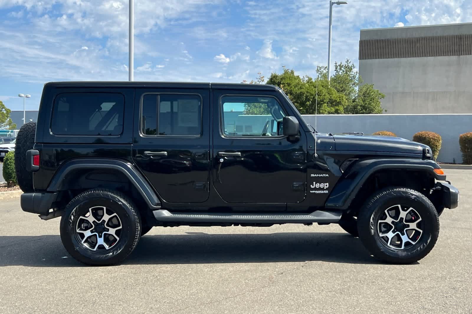 Used 2018 Jeep Wrangler Unlimited Sahara w/ Uconnect 4C Nav & Sound Group AWD/4WD image 6