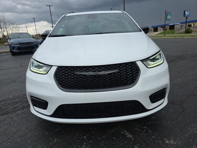 Used 2026 Chrysler Pacifica Premium image 11