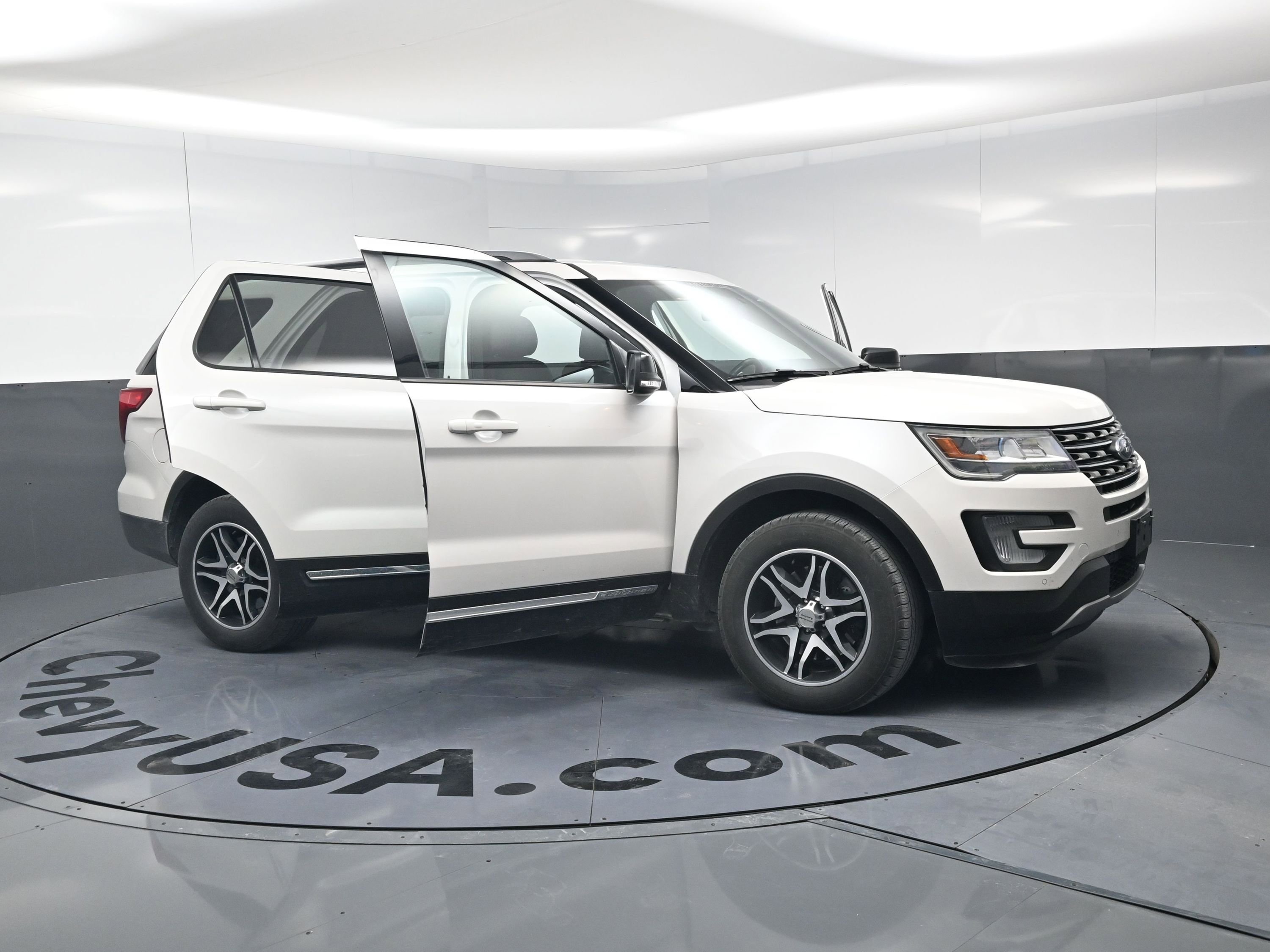 Used 2017 Ford Explorer XLT w/ Equipment Group 202A image 15