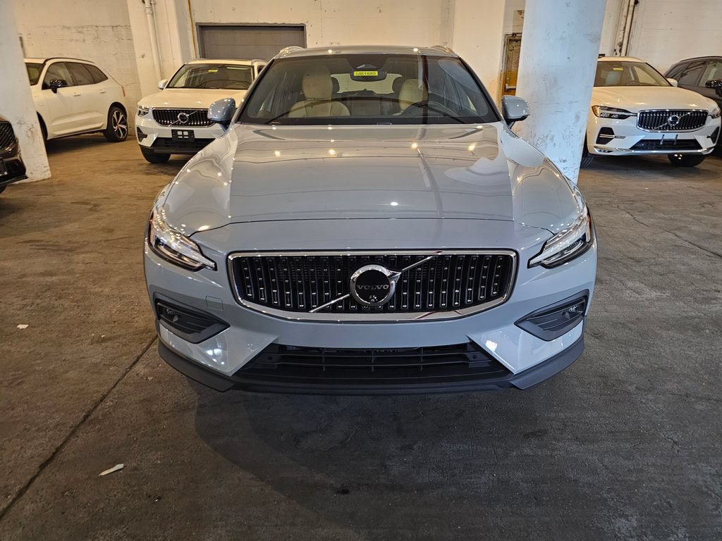 Certified 2025 Volvo V60 B5 Cross Country Ultra AWD/4WD image 6