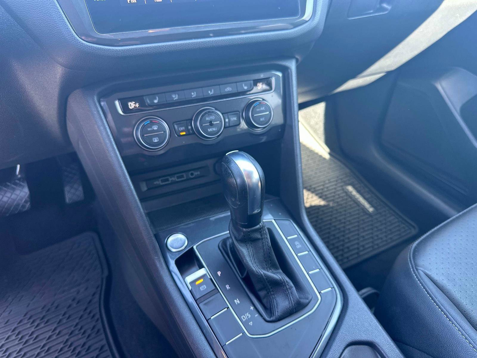 Used 2020 Volkswagen Tiguan SE image 23