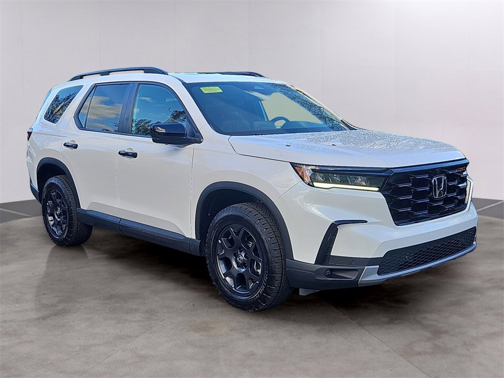 Certified 2025 Honda Pilot TrailSport image 3