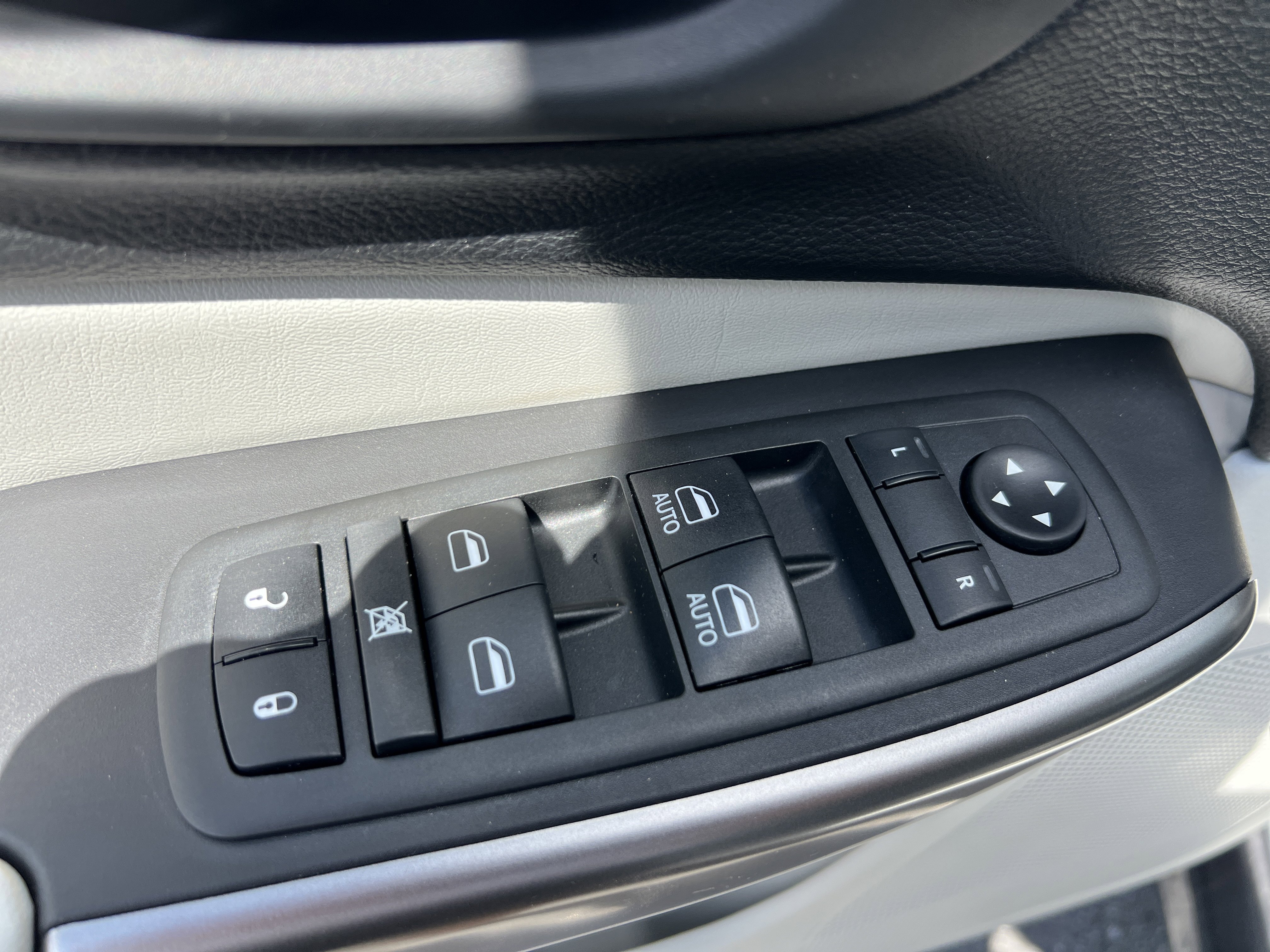 Used 2020 Jeep Cherokee Limited w/ Technology Group AWD/4WD image 15
