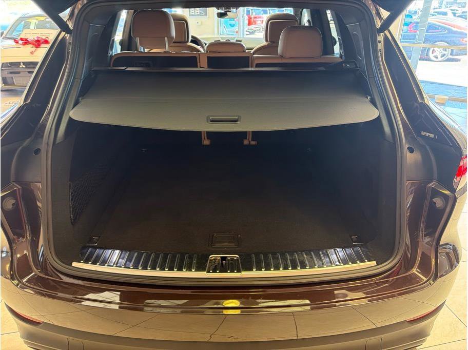 Used 2022 Porsche Cayenne Platinum Edition image 32