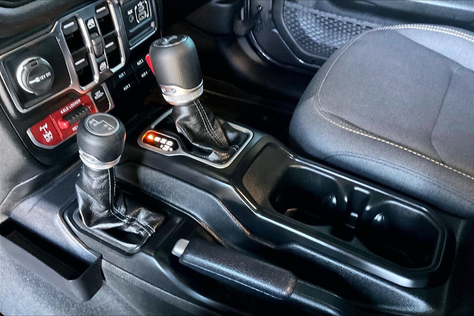 Used 2025 Jeep Wrangler Unlimited Sport AWD/4WD image 16