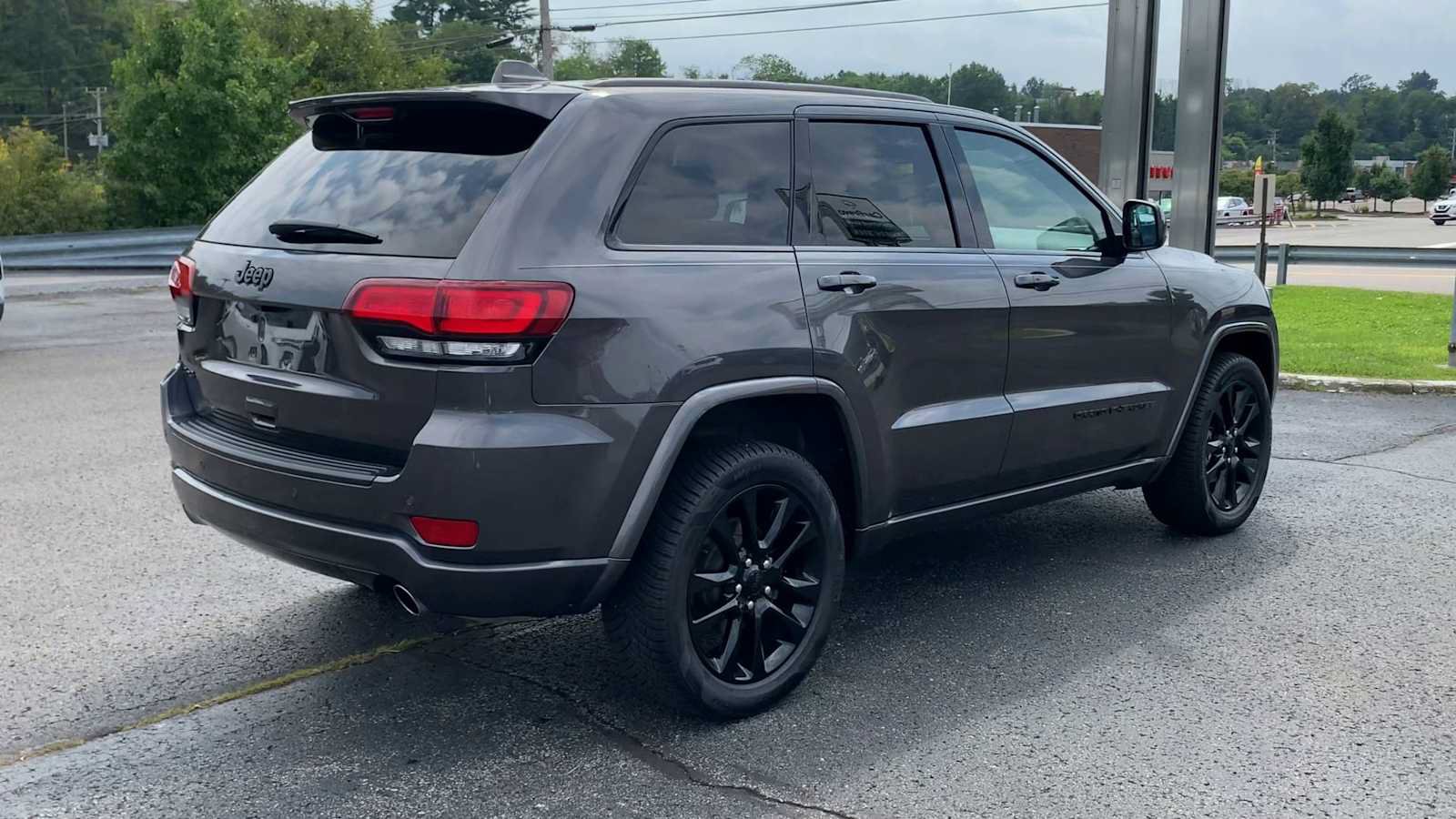 Used 2019 Jeep Grand Cherokee Altitude AWD/4WD image 8