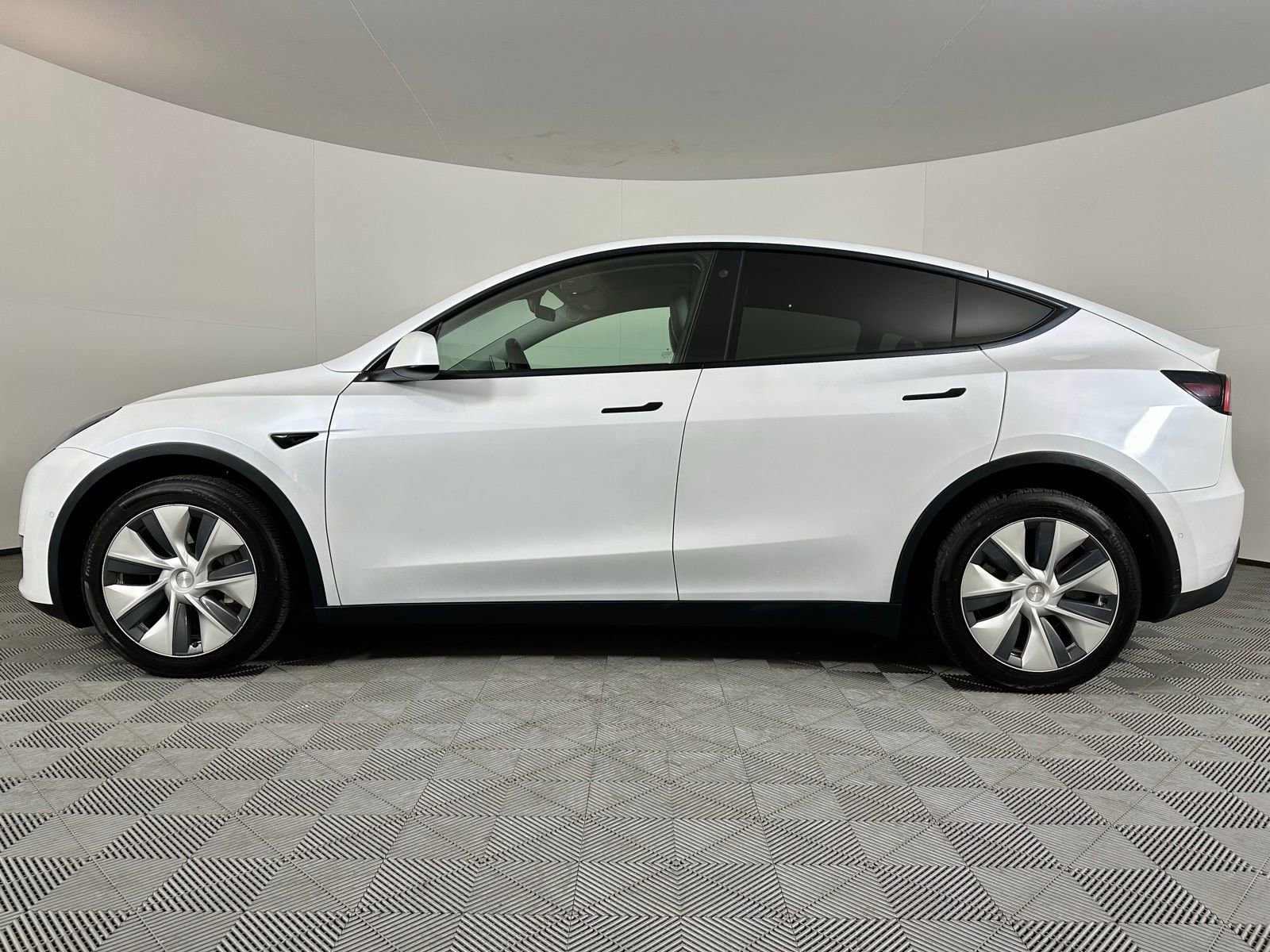 Used 2022 Tesla Model Y Long Range image 16