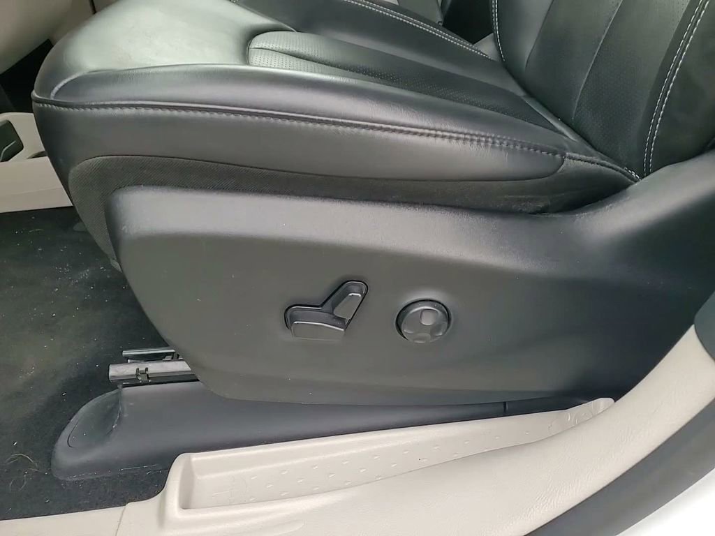 Used 2023 Chrysler Pacifica Touring-L image 23