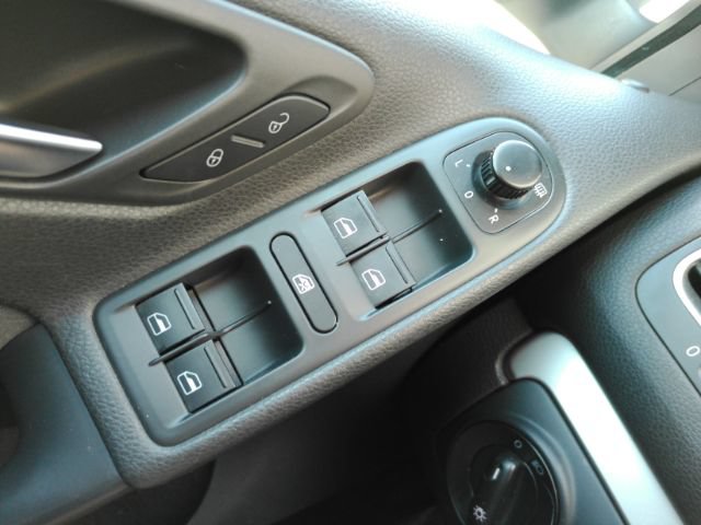 Used 2012 Volkswagen Golf 4-Door FWD image 32