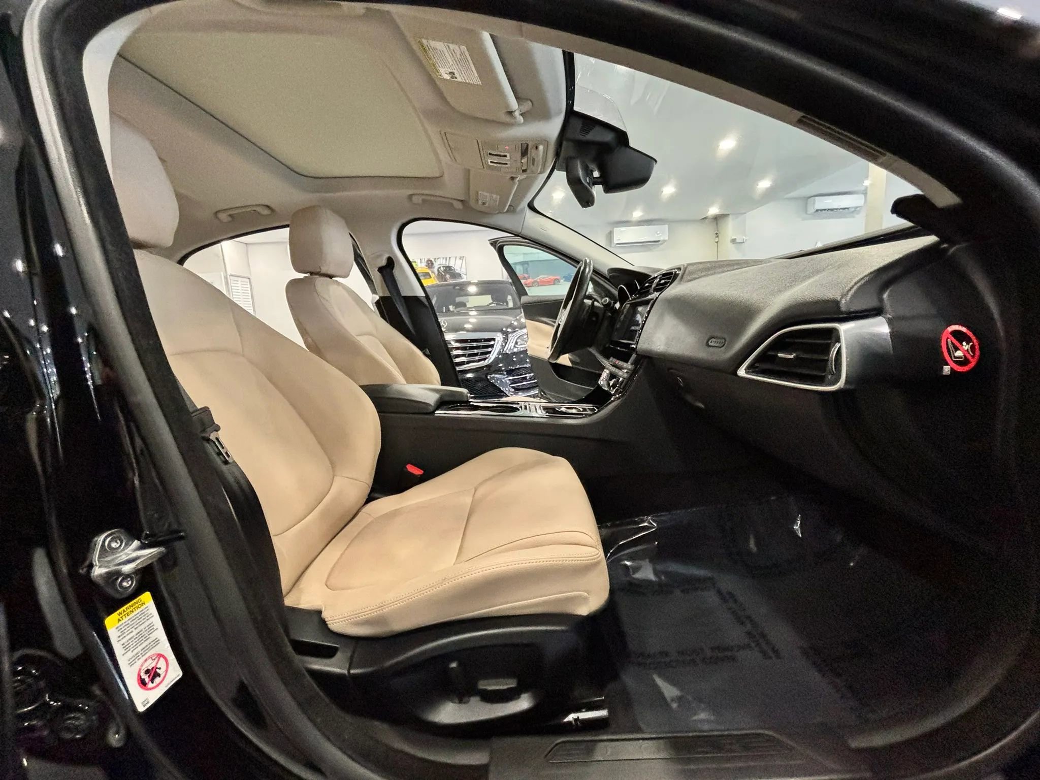 Used 2017 Jaguar XE Premium image 20