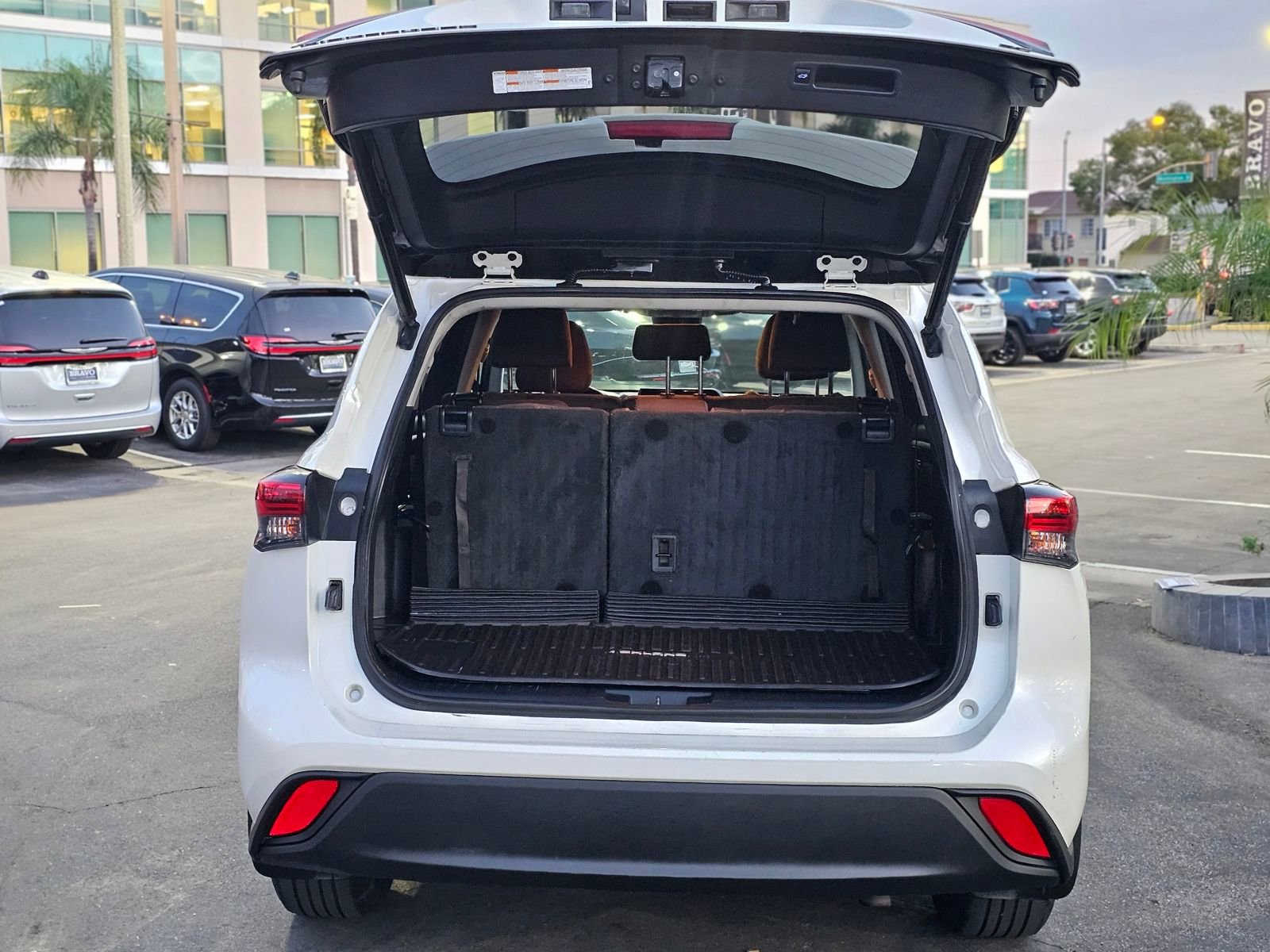 Used 2021 Toyota Highlander LE image 7