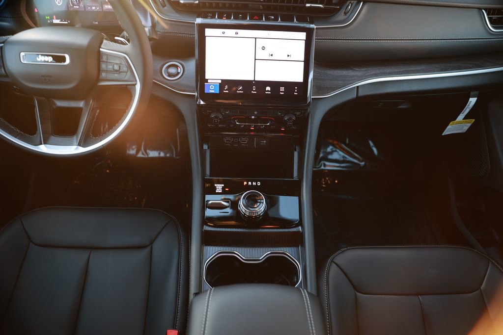 New 2025 Jeep Grand Cherokee Limited w/ Black Appearance Package image 24