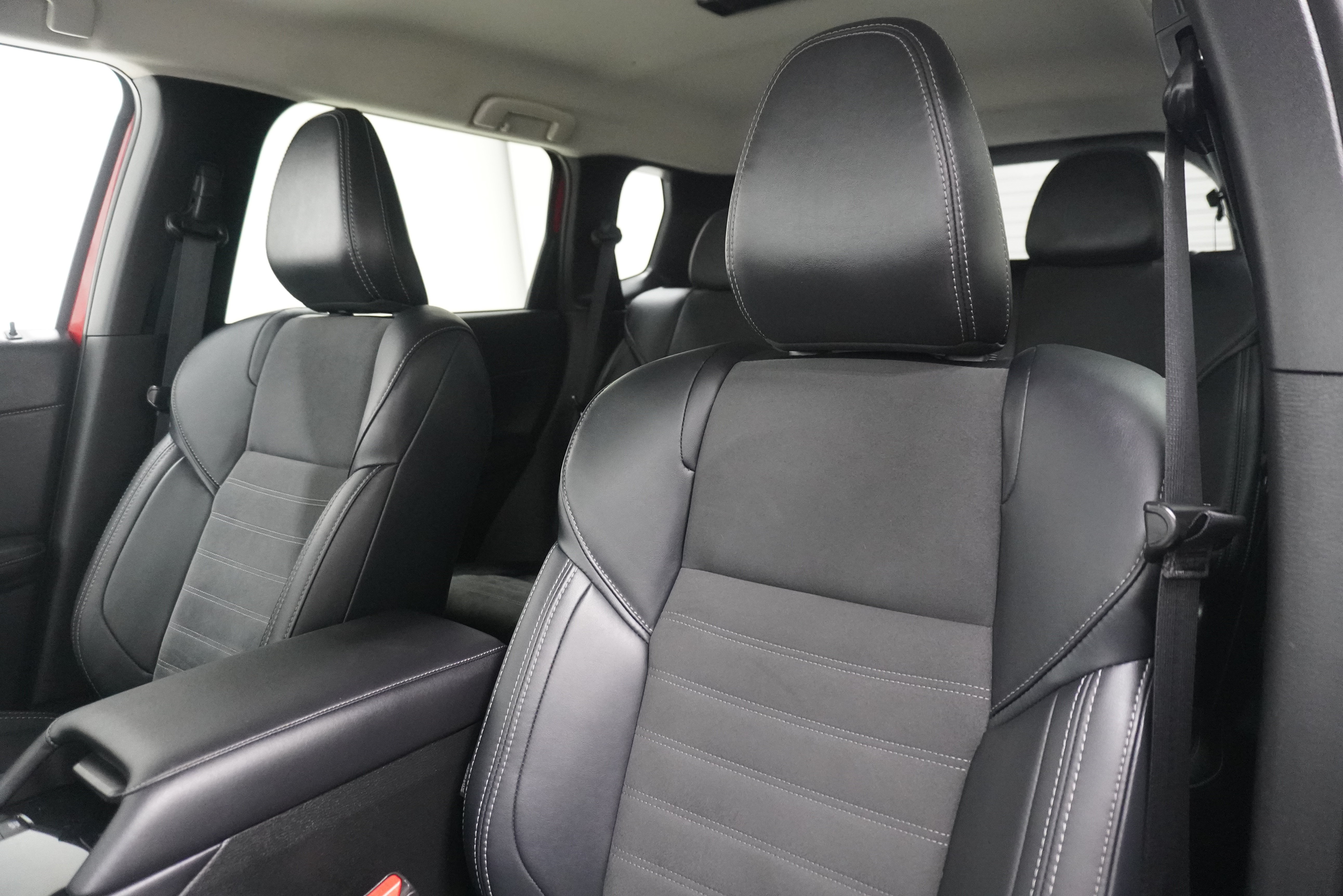 Used 2025 Mitsubishi Outlander SE FWD image 11