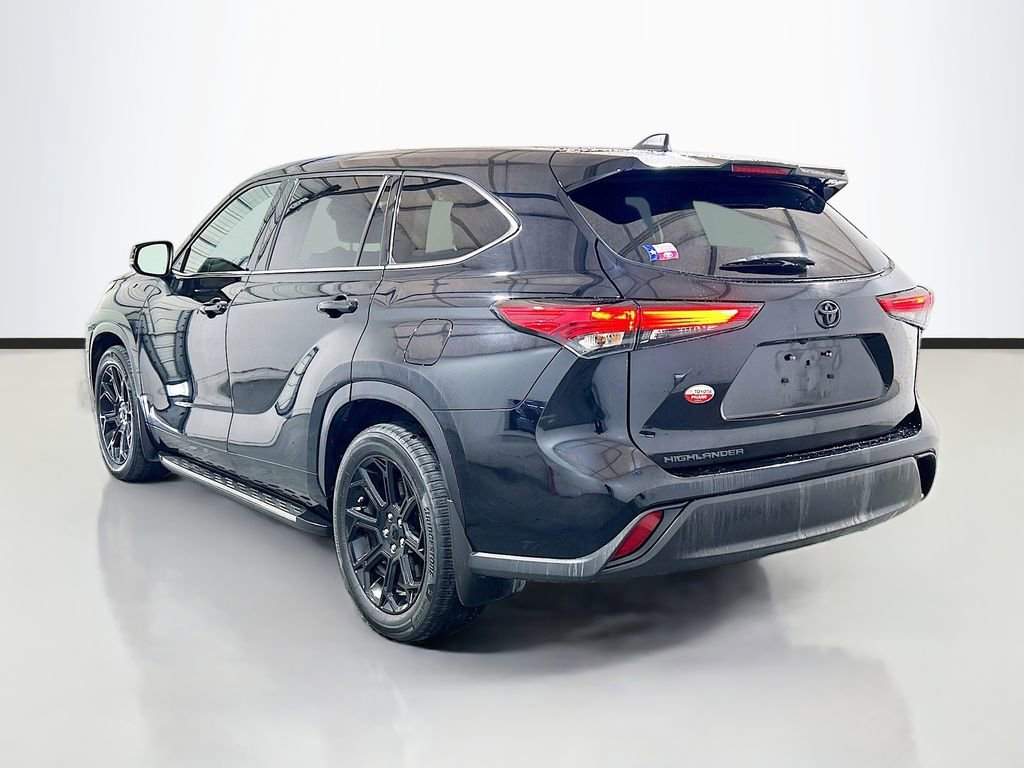 Used 2022 Toyota Highlander L FWD image 6