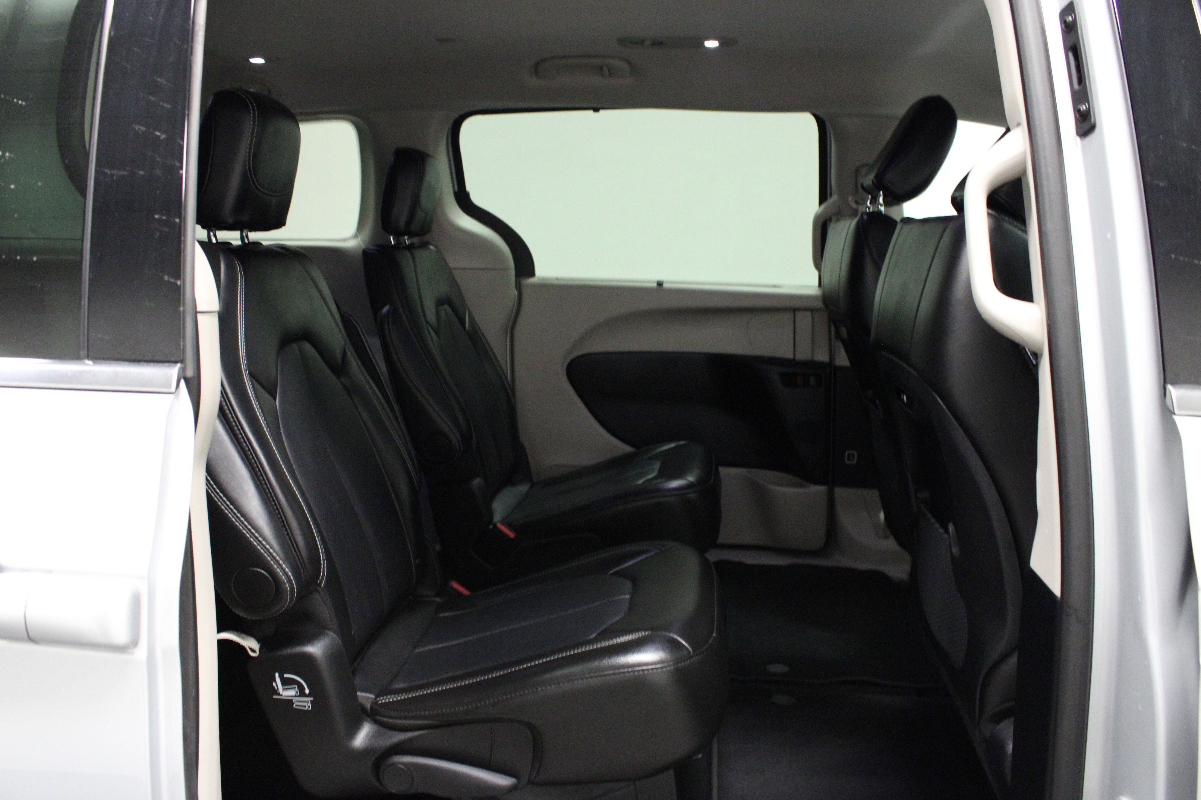 Used 2024 Chrysler Pacifica Touring-L image 16