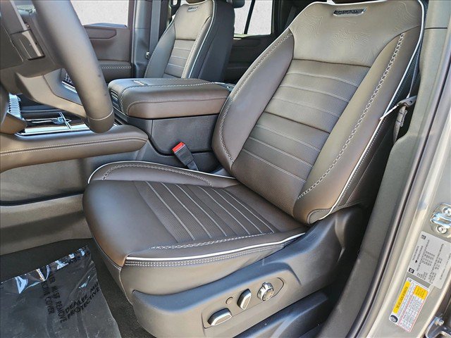 New 2026 GMC Yukon Denali Ultimate w/ LPO, Get Active Package AWD/4WD image 4