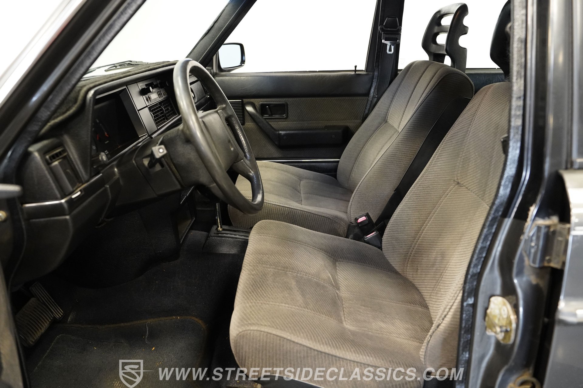 Used 1988 Volvo 240 Sedan RWD image 3