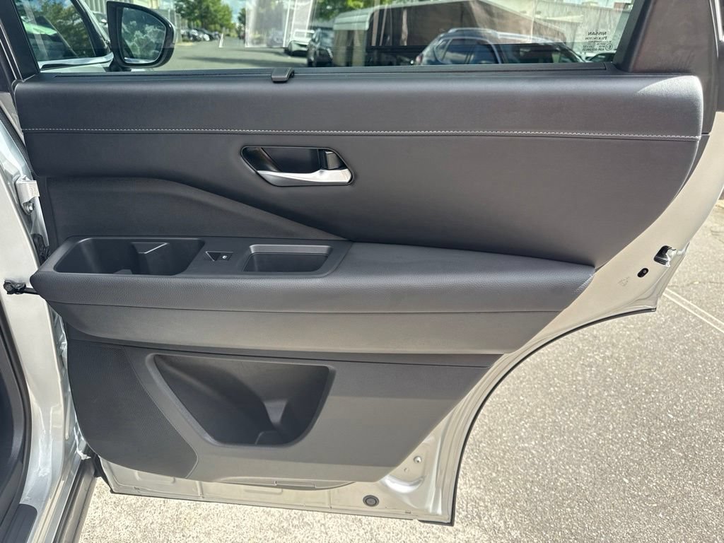 Used 2025 Nissan Pathfinder SL w/ Black Appearance Package FWD image 32