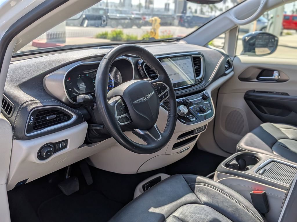 Used 2024 Chrysler Pacifica Select image 12