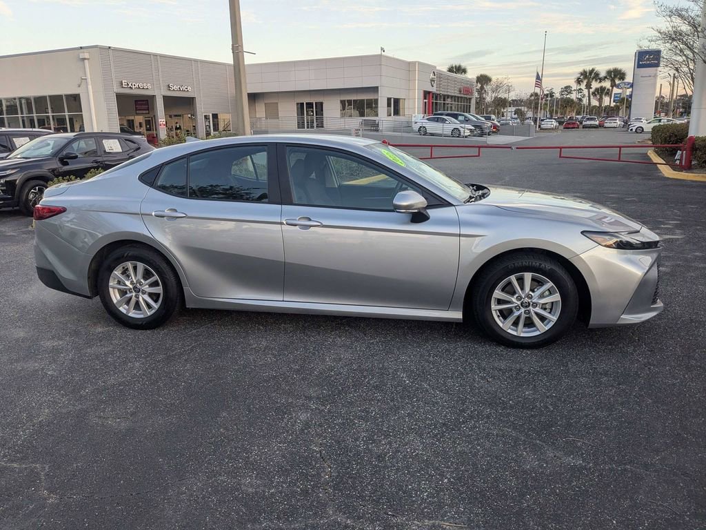Used 2025 Toyota Camry LE image 3