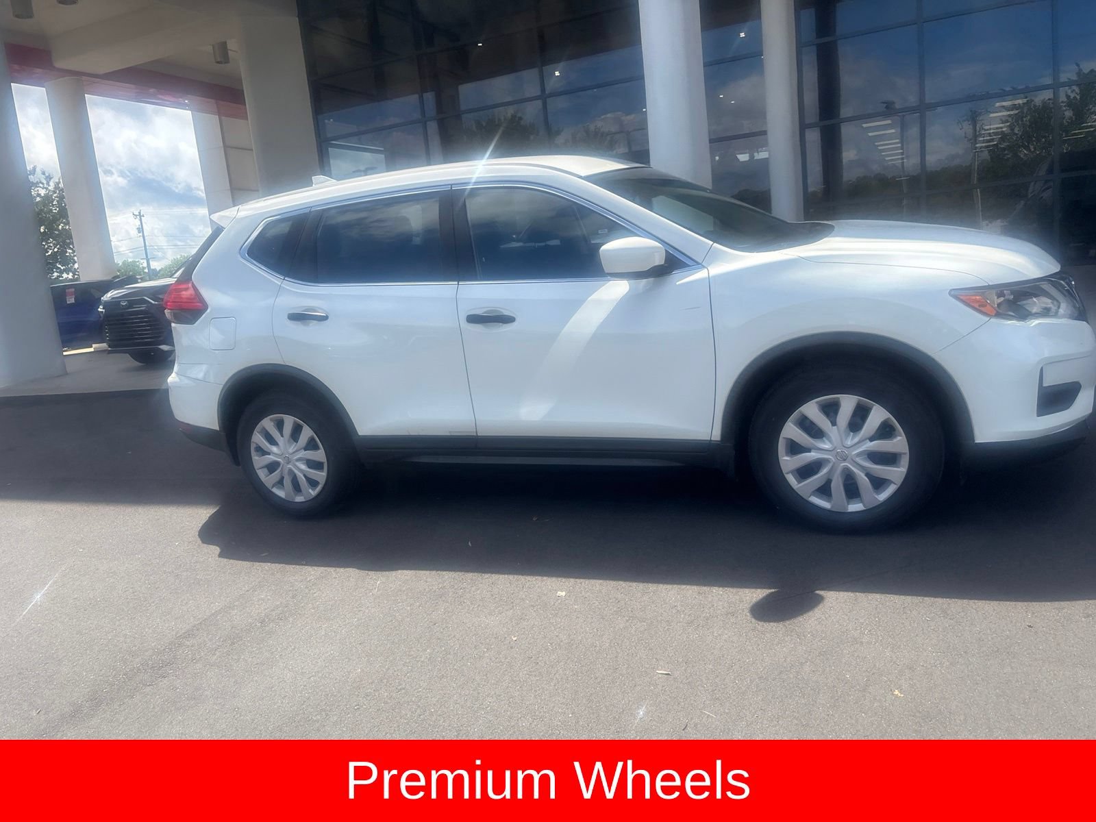 Used 2017 Nissan Rogue S AWD/4WD image 10