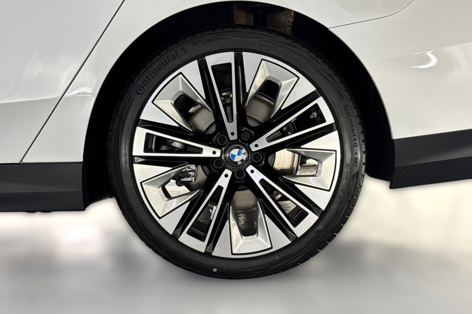 Used 2026 BMW 530i w/ Premium Package RWD image 11