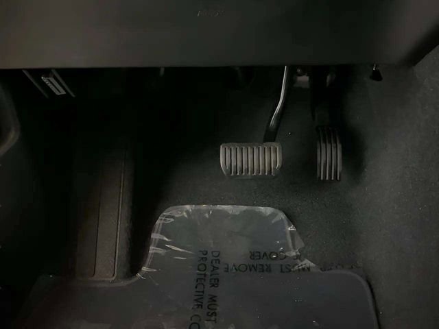 Used 2025 Volvo XC40 B5 Plus image 33