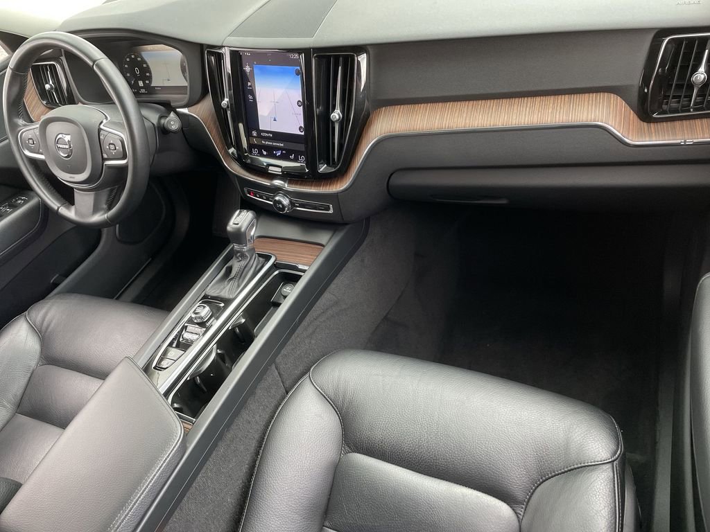 Used 2021 Volvo XC60 T5 Momentum w/ Premium Package image 29
