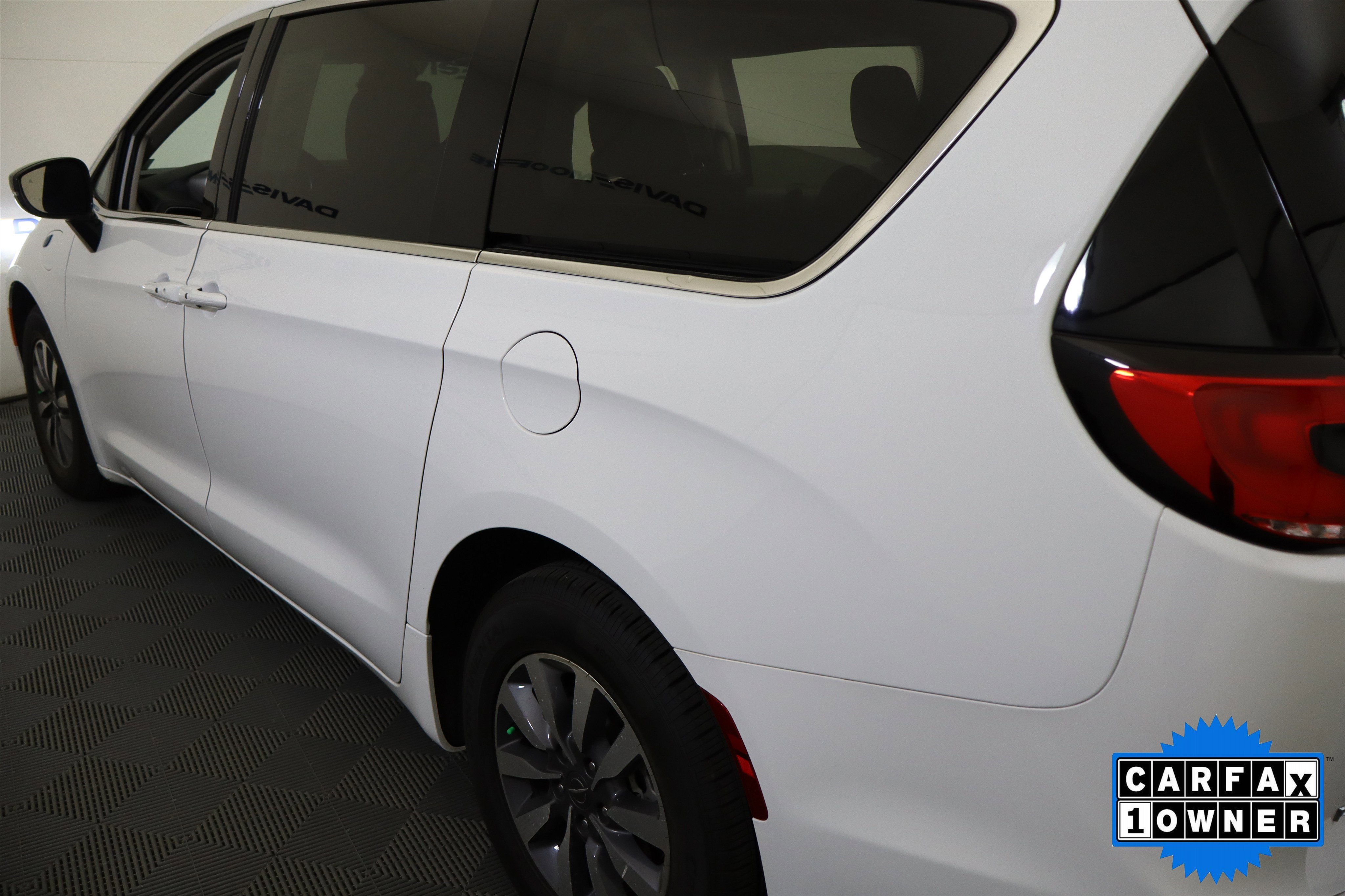 Used 2024 Chrysler Pacifica Select image 10