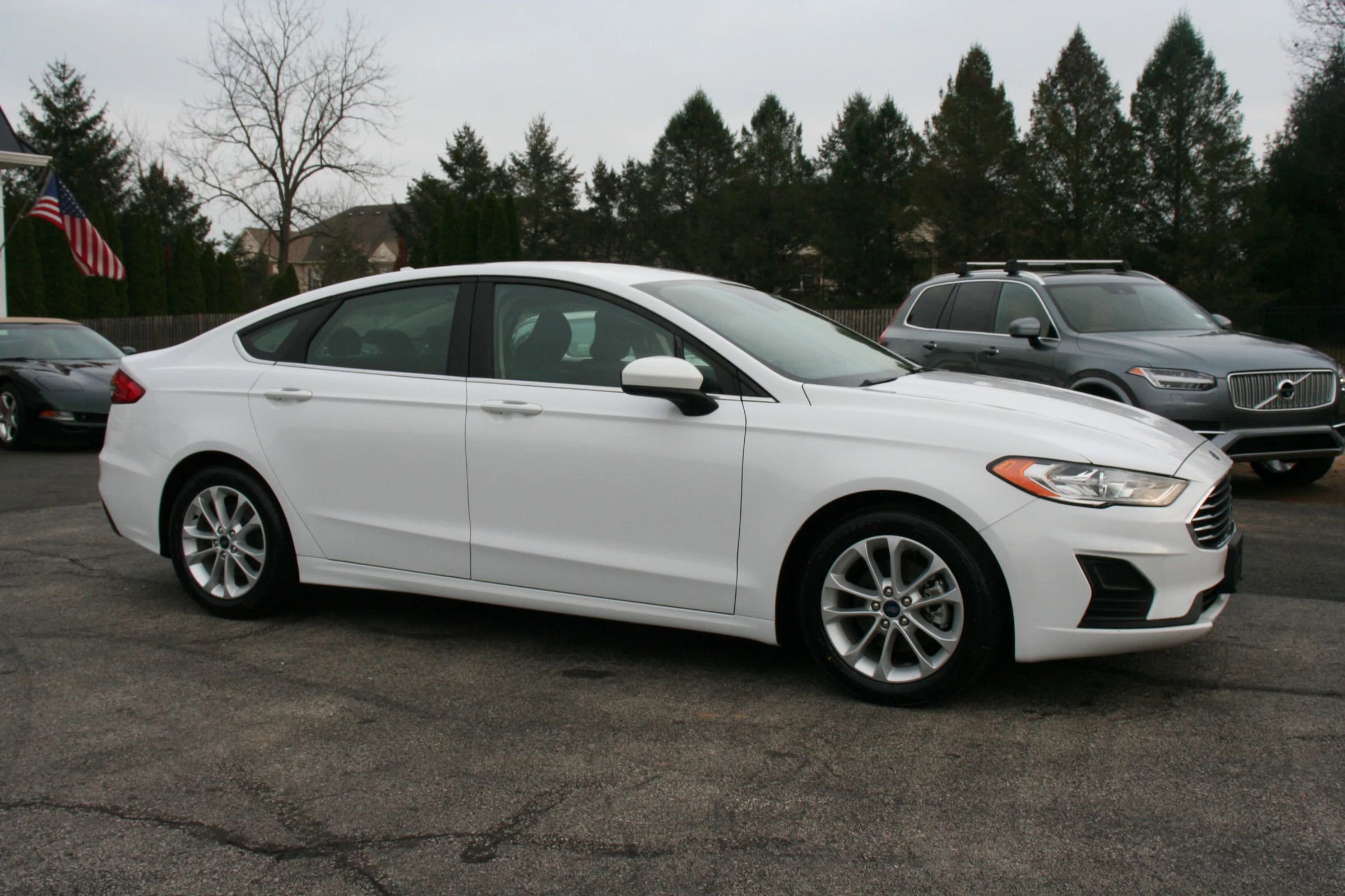 Used 2019 Ford Fusion SE image 2