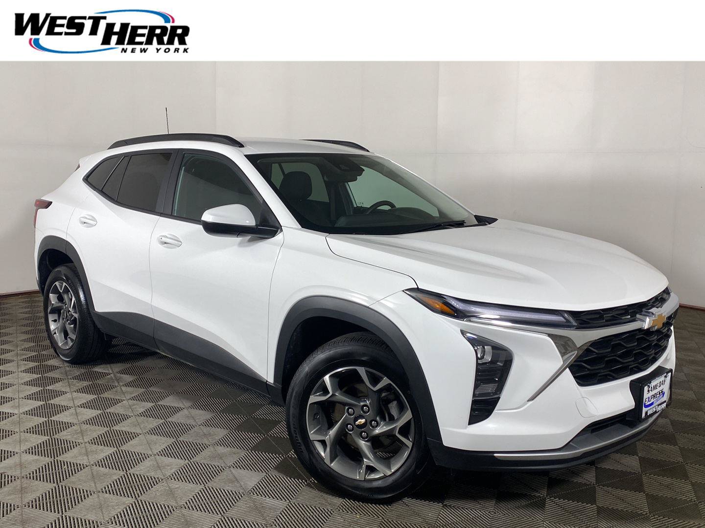 Used 2025 Chevrolet Trax LT w/ Driver Confidence Package FWD image 1