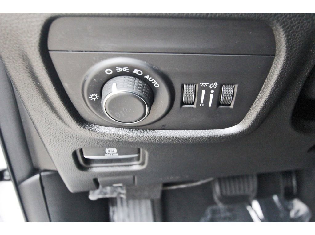 Used 2025 Jeep Grand Cherokee Altitude AWD/4WD image 21