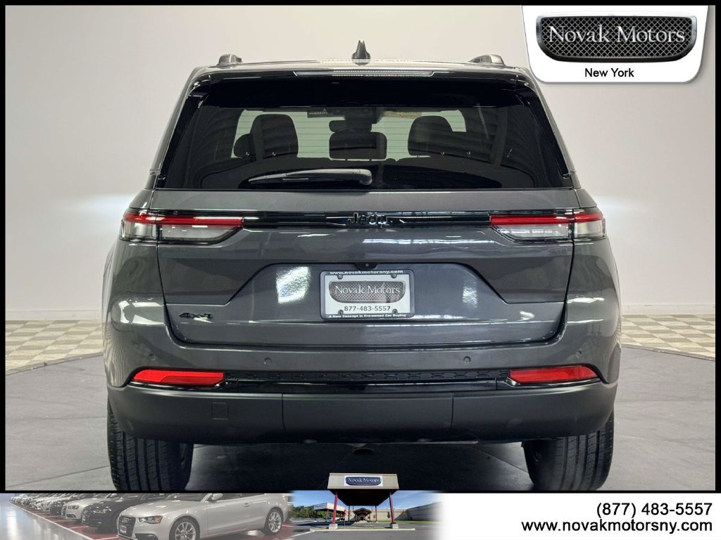Used 2023 Jeep Grand Cherokee Altitude AWD/4WD image 6