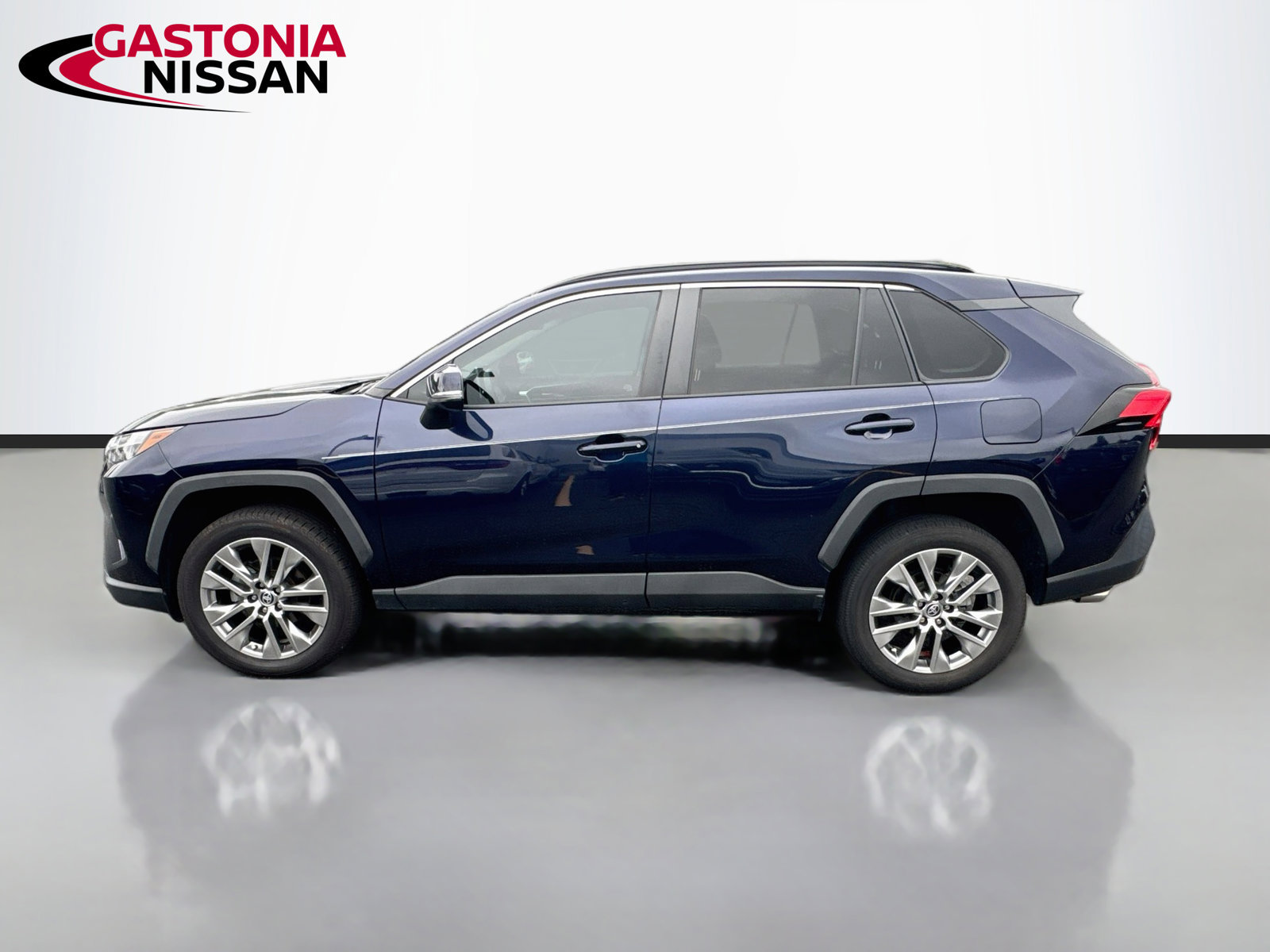 Used 2023 Toyota RAV4 XLE Premium FWD image 5