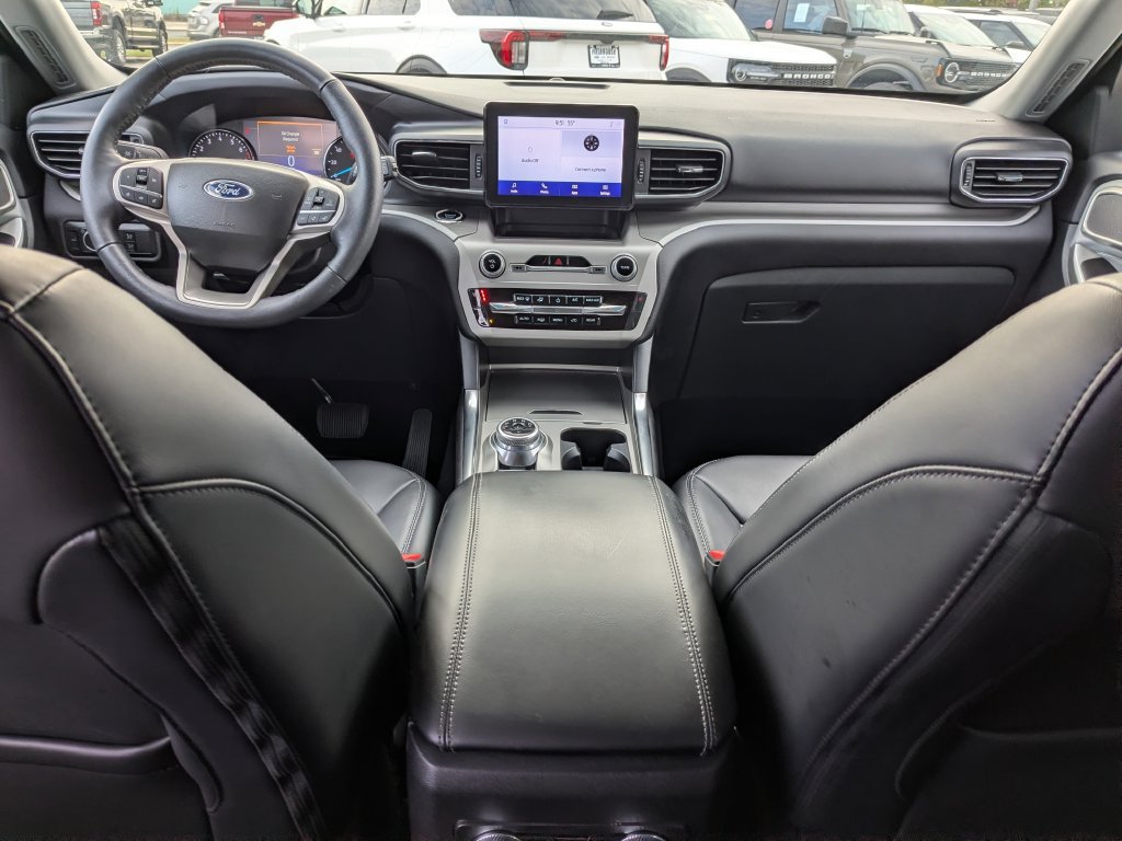 Used 2023 Ford Explorer XLT w/ Equipment Group 202A AWD/4WD image 4