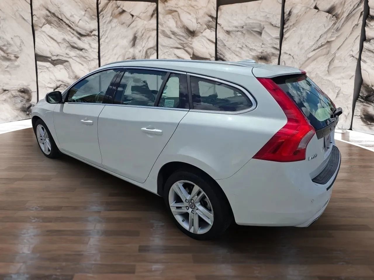 Used 2015 Volvo V60 T5 Premier w/ Convenience Package image 4